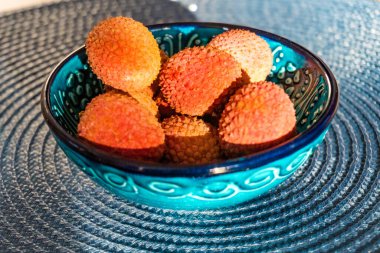 Mavi tabakta liçi meyvesi, yazın Tayland 'da liçi ağacından koparılmış taze liçi. Sağlıklı beslenme ve vejetaryen gıda kavramı. Yüksek kalite fotoğraf