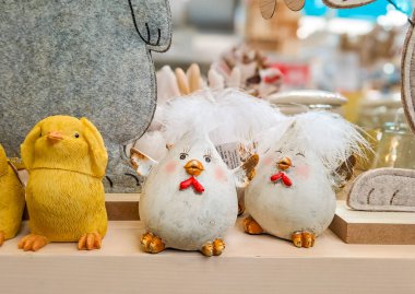 Üç sevimli, komik ve hareketli Paskalya dekorasyonu piliç karakteri, minimum düşüş gölgesi. Yüksek kalite fotoğraf