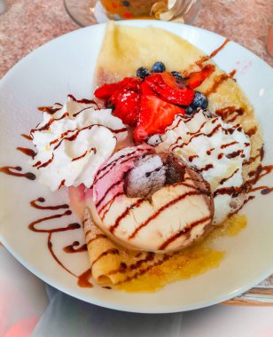 Tatlı: gözleme, çilek, yabanmersini, dondurma ve çikolata şurubu. Yüksek kalite fotoğraf