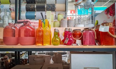 Çek Cumhuriyeti 'ndeki Moser Cam Fabrikası' ndaki usta cam üreticilerinin yaratıcı ürünleri. Cam fabrikası turu. Yüksek kalite fotoğraf