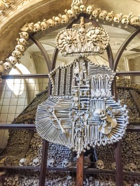 Schwarzenberg arması Sedlec ossuary Kostnice, Kutna Hora, Çek Cumhuriyeti 'nde kemikten yapılmıştır. Yüksek kalite fotoğraf