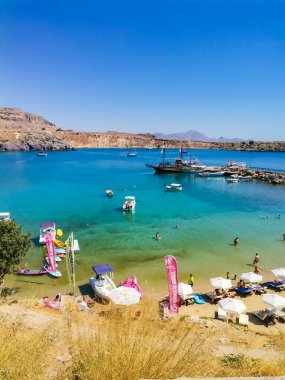 Lindos- Yunanistan - 5 Temmuz 2022: Lindos Yunanistan 'ın Dodecanese kentindeki Rodos adasında bir balıkçı köyü ve eski bir belediye. Yüksek kalite fotoğraf