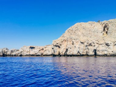 Genel manzara, Lindos 'taki Akropolis manzarası. Rodos, Yunanistan. Turkuaz Akdeniz ve kayalar. Yüksek kalite fotoğraf