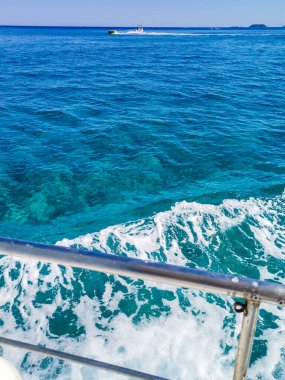 Genel manzara, Lindos 'taki Akropolis manzarası. Rodos, Yunanistan. Turkuaz Akdeniz ve kayalar. Yüksek kalite fotoğraf