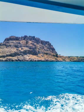 Genel manzara, Lindos 'taki Akropolis manzarası. Rodos, Yunanistan. Turkuaz Akdeniz ve kayalar. Yüksek kalite fotoğraf