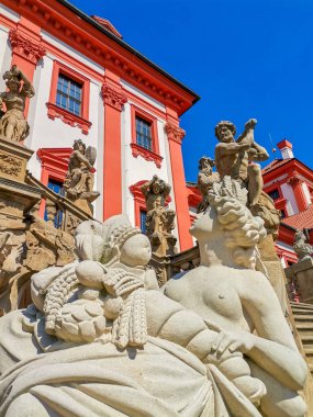 Prag 'daki Truva kalesinin önündeki heykel. Yüksek kalite fotoğraf