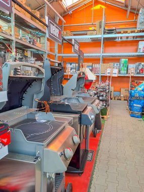 Beroun- Çek- 19 Ağustos 2023 Elektronik mağazasında açık kapaklı elektrikli ızgaralar. Günlük hayatta yemek pişirmek için bir alet. Paslanmaz çelikten yapılmış, özel yapışmaz kaplama. Yağsız ve yağsız yemek.