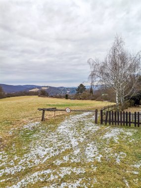 Beroun kasabası yakınlarındaki Çek Cumhuriyeti 'nin Zadni Treban köyü kışı manzarası. Yüksek kalite fotoğraf