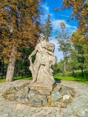 Krakonosh Heykeli. Central Spa Parkı 'nda sonbahar - Batı Bohemya spa merkezi Marianske Lazne Marienbad - Çek Cumhuriyeti. Yüksek kalite fotoğraf