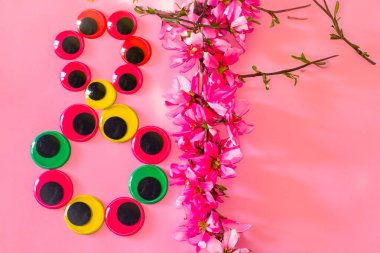 8 Mart, Anneler Günü için arka plan kartpostalı, yeşilden sekiz tane ve beyaz ahşap arka planda bir buket. Yüksek kalite fotoğraf