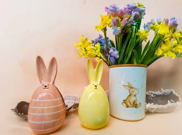 Kytice Velikonoční Zajíčky Vajíčka Zlatým Vzorem Stole Pozadí Béžová Kuchyně — Stock fotografie