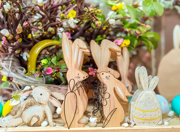 复活节快乐 顶部视图假日旗帜背景设计与彩蛋彩蛋和复活节兔子木制背景与复制空间 庆祝贺卡 高质量的照片 — 图库照片