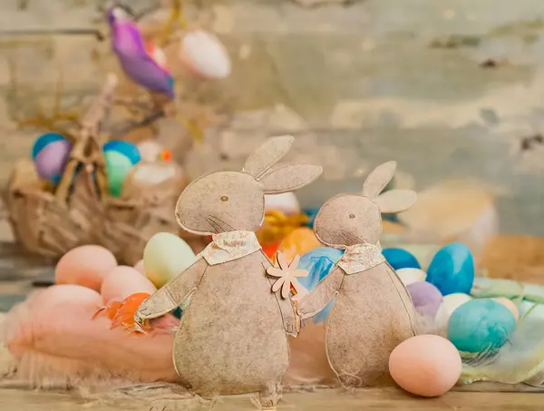复活节快乐 顶部视图假日旗帜背景设计与彩蛋彩蛋和复活节兔子木制背景与复制空间 庆祝贺卡 高质量的照片 — 图库照片