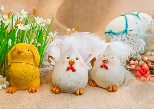 黄宝宝复活节玩具小鸡和蛋在羽毛的背景 节日贺卡 高质量的照片 — 图库照片