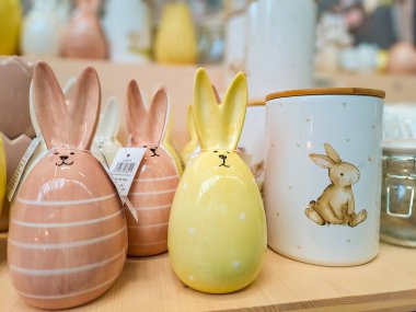 Tahta Paskalya tavşanı ve dekoratif yumurtalar. Bulanık arkaplan, kopyalama alanı. Yüksek kalite fotoğraf