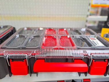 Kırmızı alet kutusu, kesme yolu olan plastik alet kutusu. Balık tutmak ya da inşaat için. Yüksek kalite fotoğraf