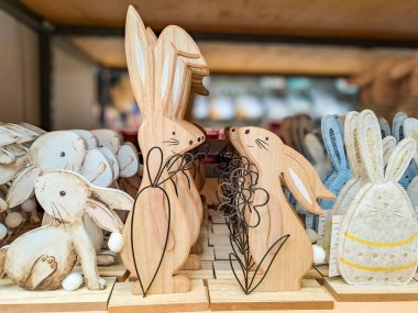 Tahta Paskalya tavşanı ve dekoratif yumurtalar. Bulanık arkaplan, kopyalama alanı. Yüksek kalite fotoğraf