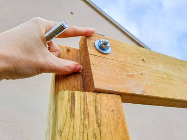 Ahşap bir çardak çerçevesi. Evin yakınında bir çardak inşaatı. İnşaat konsepti. Yüksek kalite fotoğraf