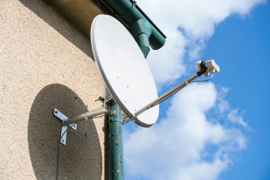 uydu antenleri ve TV antenleri evin çatısında mavi gökyüzü arkaplanlı. Tasarım veya metin için kopyalama alanı olan anteni kapat. Yüksek kalite fotoğraf
