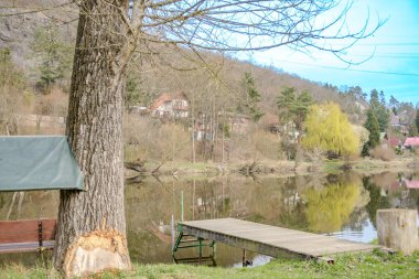 Berunka Nehri 'nin yakınlarındaki zümrüt suyu ve teknelerle panoramik bir nehir manzarası. Doğa koruma kavramı. Çek Cumhuriyeti 'nden. Yüksek kalite fotoğraf