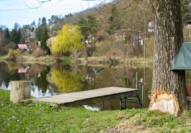 Berunka Nehri 'nin yakınlarındaki zümrüt suyu ve teknelerle panoramik bir nehir manzarası. Doğa koruma kavramı. Çek Cumhuriyeti 'nden. Yüksek kalite fotoğraf