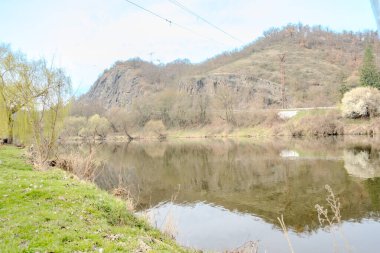 Berunka Nehri 'nin yakınlarındaki zümrüt suyu ve teknelerle panoramik bir nehir manzarası. Doğa koruma kavramı. Çek Cumhuriyeti 'nden. Yüksek kalite fotoğraf