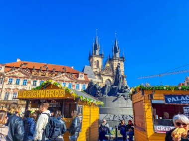 Prag, Çek - 19 Mart 2024 Prag 'daki Eski Şehir Meydanı' ndaki geleneksel Prag Paskalya Pazarı. Paskalya Fuarı, yüksek kaliteli fotoğraf
