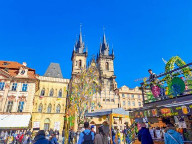 Prag, Çek - 19 Mart 2024 Prag 'daki Eski Şehir Meydanı' ndaki geleneksel Prag Paskalya Pazarı. Paskalya Fuarı, yüksek kaliteli fotoğraf
