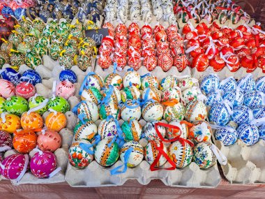 Prag, Çek - 18 Mart 2024: Prag 'daki Vatslavska Meydanı' nda geleneksel Prag Paskalya Pazarı. Paskalya Fuarı, yüksek kaliteli fotoğraf