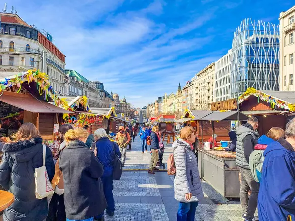 Prag, Çek - 18 Mart 2024: Prag 'daki Vatslavska Meydanı' nda geleneksel Prag Paskalya Pazarı. Paskalya Fuarı, yüksek kaliteli fotoğraf