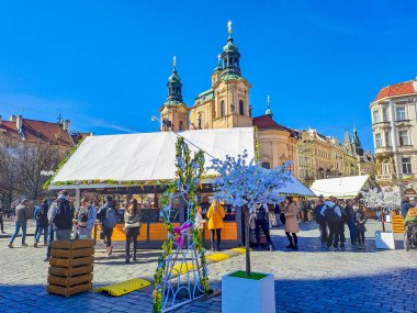 Prag, Çek - 19 Mart 2024 Prag 'daki Eski Şehir Meydanı' ndaki geleneksel Prag Paskalya Pazarı. Paskalya Fuarı, yüksek kaliteli fotoğraf