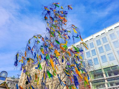 Prag, Çek - 18 Mart 2024: Prag 'daki Vatslavska Meydanı' nda geleneksel Prag Paskalya Pazarı. Paskalya Fuarı, yüksek kaliteli fotoğraf