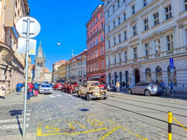 Prag, Çek - 19 Mart 2024: Güzel bir retro araba Prag 'ın merkezinde turistler için geleneksel bir araçtır. Üstü açık arabadaki bir grup turist şehri gezmekten mutluluk duyar. Yüksek kalite fotoğraf