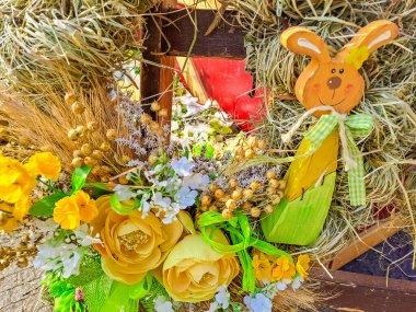 Mutlu Paskalyalar. Paskalya arkaplanını tebrik ederim. Paskalya yumurtaları, tavşanlar ve çiçekler. Çek Cumhuriyeti 'nde geleneksel Paskalya Günü süsleri. Kopyalamak için alanı olan bir arka plan. Yüksek kalite fotoğraf