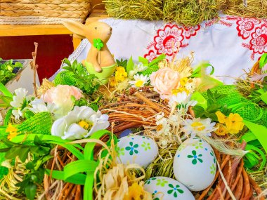 Mutlu Paskalyalar. Paskalya arkaplanını tebrik ederim. Paskalya yumurtaları, tavşanlar ve çiçekler. Çek Cumhuriyeti 'nde geleneksel Paskalya Günü süsleri. Kopyalamak için alanı olan bir arka plan. Yüksek kalite fotoğraf