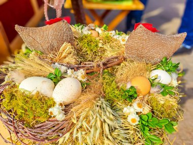 Mutlu Paskalyalar. Paskalya arkaplanını tebrik ederim. Paskalya yumurtaları, tavuk ve çiçekler. Çek Cumhuriyeti 'nde geleneksel Paskalya Günü süsleri. Kopyalamak için alanı olan bir arka plan. Yüksek kalite fotoğraf