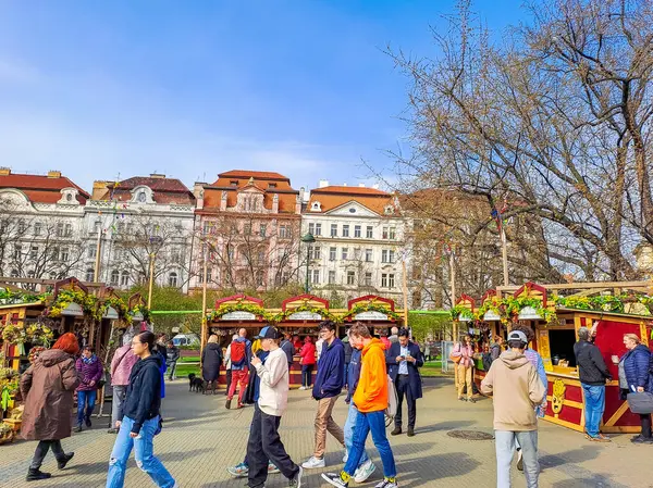 Prag, Çek 22 Mart 2024 Prag Barış Meydanı 'ndaki geleneksel Prag Paskalya Pazarı. Paskalya Fuarı, yüksek kaliteli fotoğraf