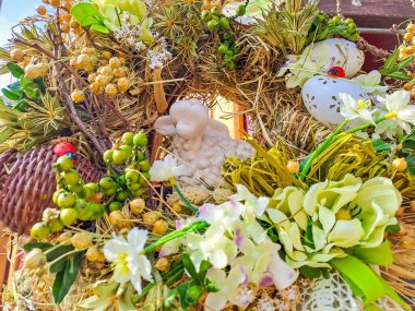 Mutlu Paskalyalar. Paskalya arkaplanını tebrik ederim. Paskalya yumurtaları, koyunlar ve çiçekler. Çek Cumhuriyeti 'nde geleneksel Paskalya Günü süsleri. Kopyalamak için alanı olan bir arka plan. Yüksek kalite fotoğraf