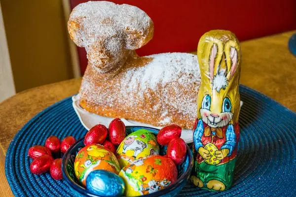 Geleneksel paskalya tatlı kuzu keki pudra şekerli, Bunnie, yumurta, eski moda arka planda pişirme, Paskalya arkaplanı. Yüksek kalite fotoğraf