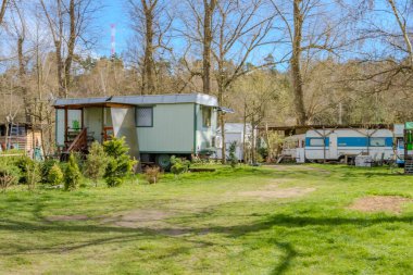 Kamp Konutları. Çek Cumhuriyeti 'nin Zadn Treban adasındaki kamp alanının yakınında. Eğlence amaçlı araç satışı. Caravaning Endüstri. Dağlarda kamp yapmak. Yüksek kalite fotoğraf.