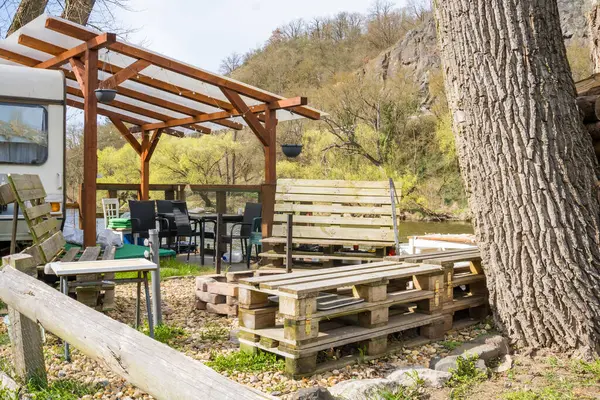 Kamp Konutları. Çek Cumhuriyeti 'nin Zadn Treban adasındaki kamp alanının yakınında. Eğlence amaçlı araç satışı. Caravaning Endüstri. Dağlarda kamp yapmak. Yüksek kalite fotoğraf.