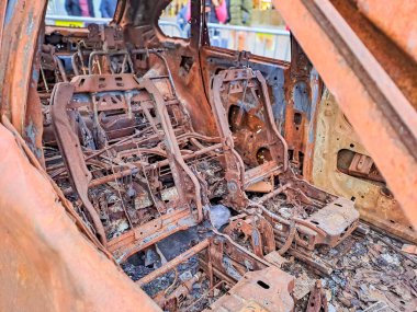 Prag 'da sergi, Çek malı, yanmış sivil araba. Ukrayna 'da savaş. Rus işgali Ukrayna 'da. Savaş suçları. Yüksek kalite fotoğraf