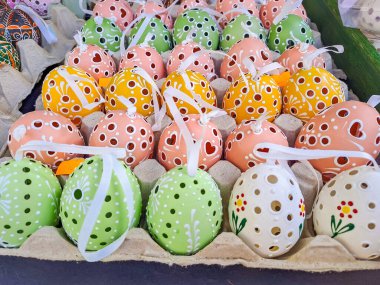 Çok renkli Paskalya yumurtaları. Balmumuna dayanıklı boya tekniğiyle dekore edilmiş Ukrayna piranası. Metin için kopyalama alanı olan Paskalya arkaplanı. Yüksek kalite fotoğraf