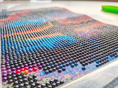 Boncuklardan yapılmış bir dizi resim. Hobiler, el sanatları için. Rahatlama. El yapımı konsept. Yakın plan. Yüksek kalite fotoğraf