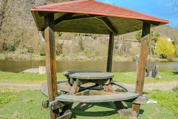 Nehir kenarında piknik için bir yer. Tahta çardak ve Berunka Nehri yakınlarındaki ahşap köprü. Çek malı. Yüksek kalite fotoğraf