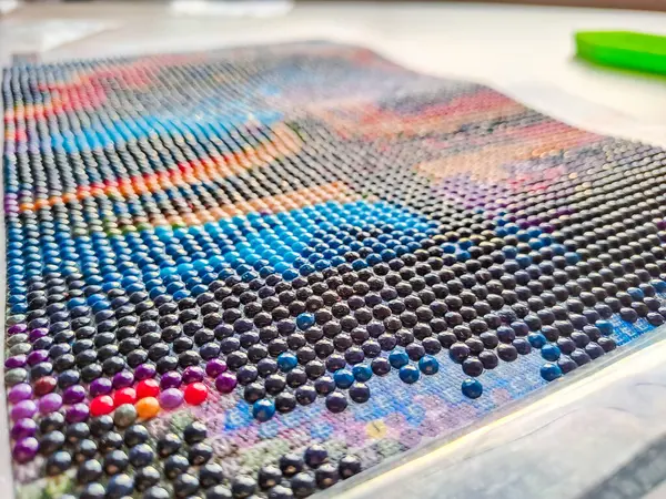 Boncuklardan yapılmış bir dizi resim. Hobiler, el sanatları için. Rahatlama. El yapımı konsept. Yakın plan. Yüksek kalite fotoğraf