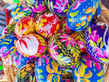 Çok renkli Paskalya yumurtaları. Balmumuna dayanıklı boya tekniğiyle dekore edilmiş Ukrayna piranası. Metin için kopyalama alanı olan Paskalya arkaplanı. Yüksek kalite fotoğraf