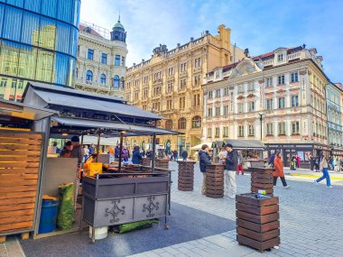 Prag, Çek - 18 Mart 2024: Prag 'daki Wenceslas Meydanı' nda geleneksel Prag Paskalya Pazarı. Paskalya Fuarı, yüksek kaliteli fotoğraf