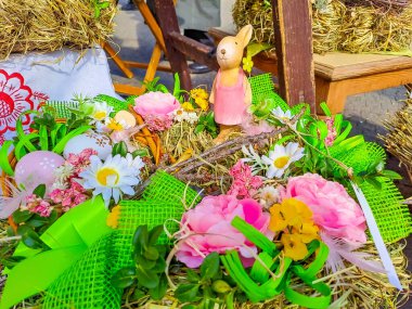 Mutlu Paskalyalar. Paskalya arkaplanını tebrik ederim. Paskalya yumurtaları, tavşanlar ve çiçekler. Çek Cumhuriyeti 'nde geleneksel Paskalya Günü süsleri. Kopyalamak için alanı olan bir arka plan. Yüksek kalite fotoğraf