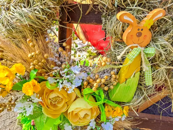 Mutlu Paskalyalar. Paskalya arkaplanını tebrik ederim. Paskalya yumurtaları, tavşanlar ve çiçekler. Çek Cumhuriyeti 'nde geleneksel Paskalya Günü süsleri. Kopyalamak için alanı olan bir arka plan. Yüksek kalite fotoğraf